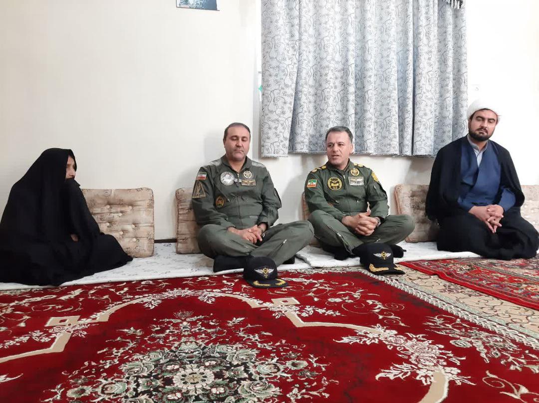 دیدار خلبانان و فرماندهان هوانیروز اصفهان از مادران شهدای فارسان و شهرکرد