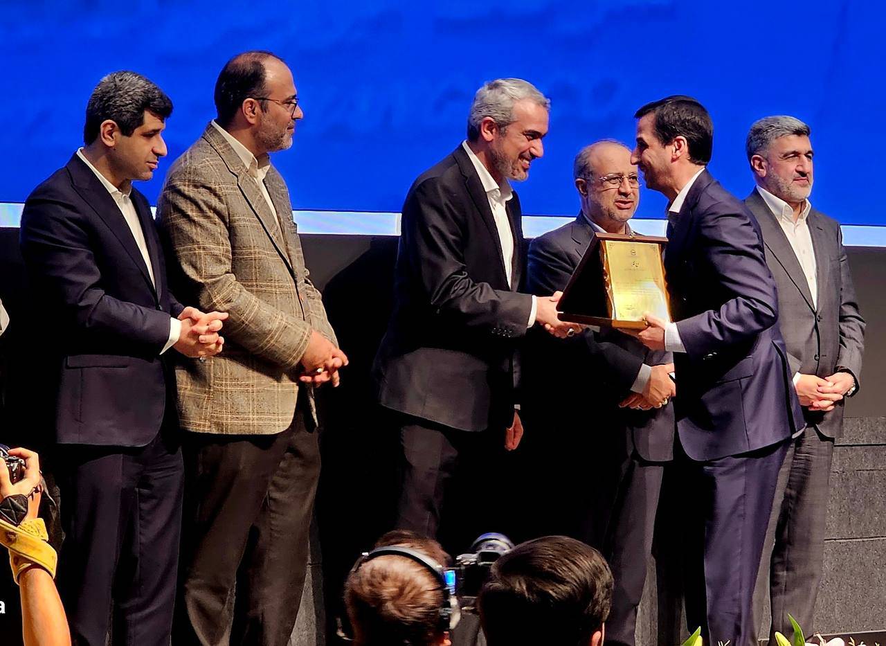  گواهی سپرده کالایی گندله چادرملو رونمایی شد/   اهدای لوح افتخار برترین‌های بورس کالا به مدیرعامل چادرملو