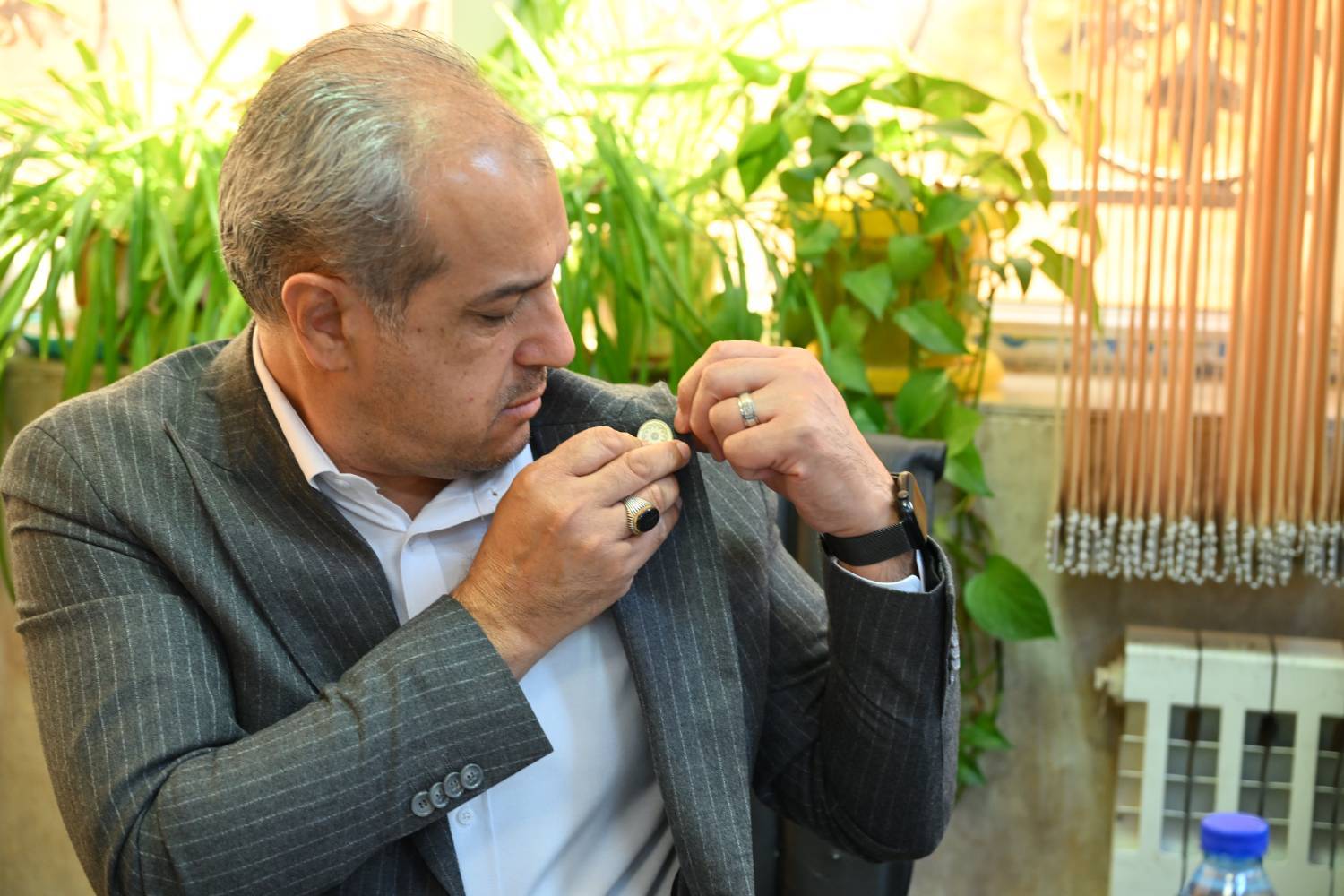 اهدای نشان پیامآوران مهربانی به شهردار منطقه یک تهران