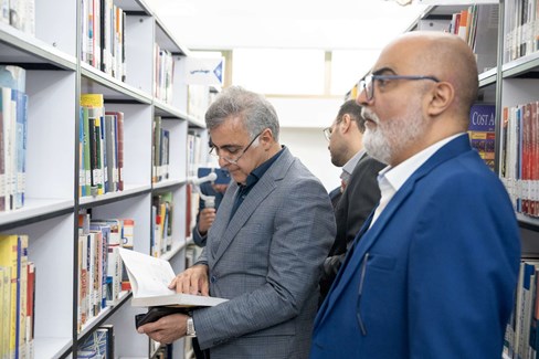 بازدید مدیرعامل گروه توسعه پتروایران از کتابخانه عمومی پارک‌شهر به مناسبت روز کتاب و کتاب‌خوانی