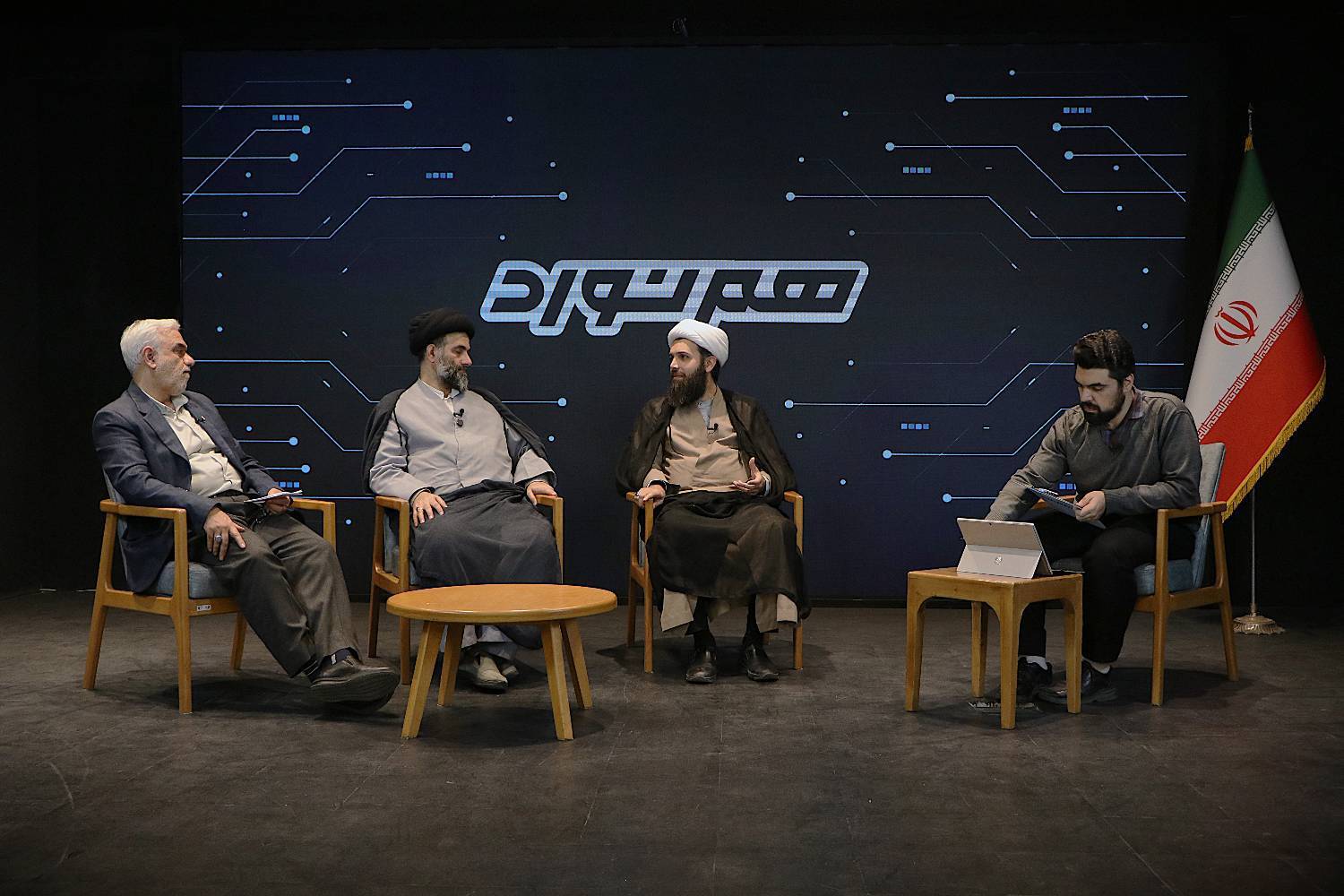 از گره‌گشایی تا اوقات فراغت: سه دیدگاه برای احیای کارکردهای اجتماعی مساجد/نقش بنیاد برکت و بنیاد هدایت در توانمندسازی «امام محله» برای حرکت اجتماعی