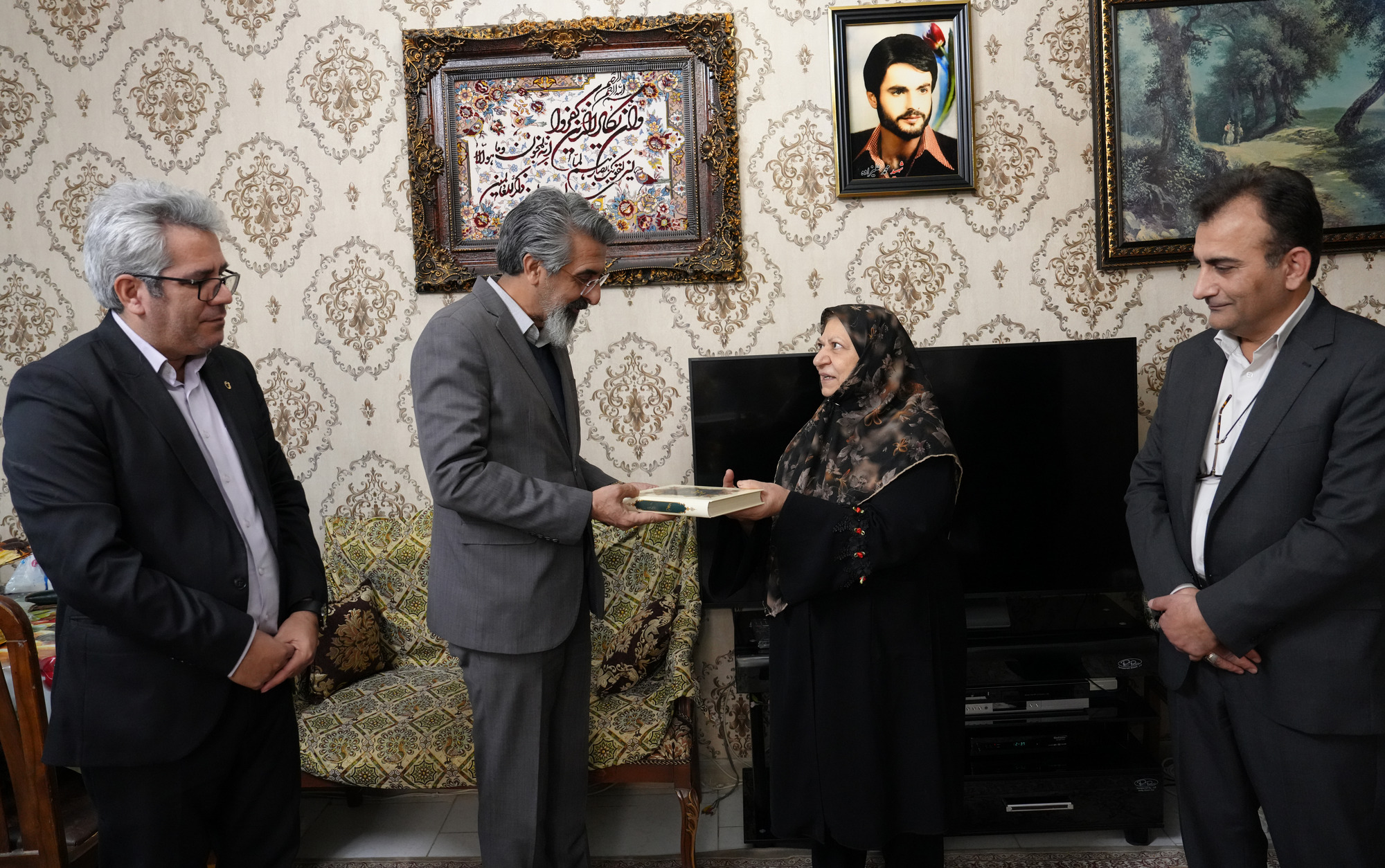 تکریم مقام خانوادههای معظم شهدا در سازمان زمینشناسی و اکتشافات معدنی کشور