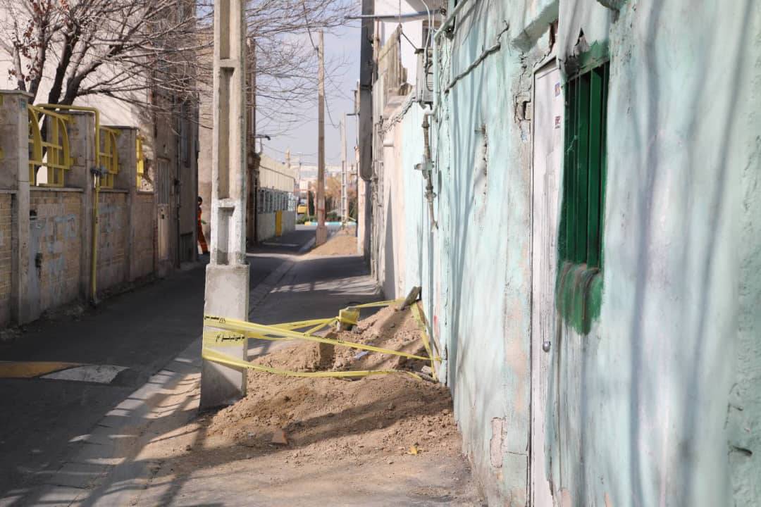 جابجایی و رفع معارض پایههای برق مزاحم در محله شهید هرندی منطقه ۱۲