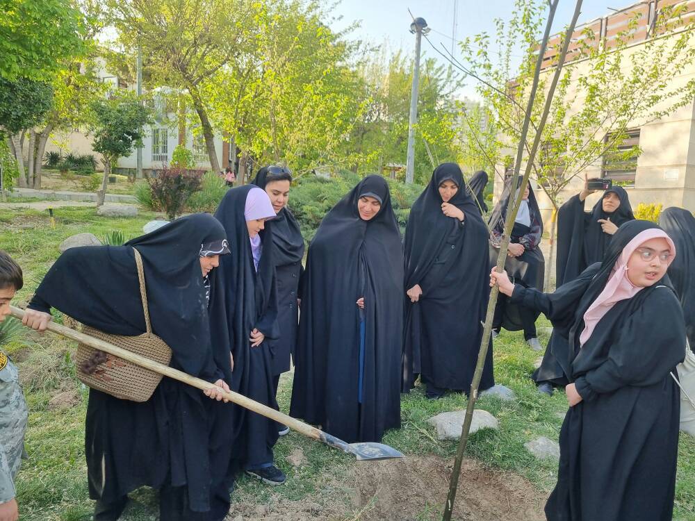رویش نهالهای ایستادگی در بوستان مادر منطقه2