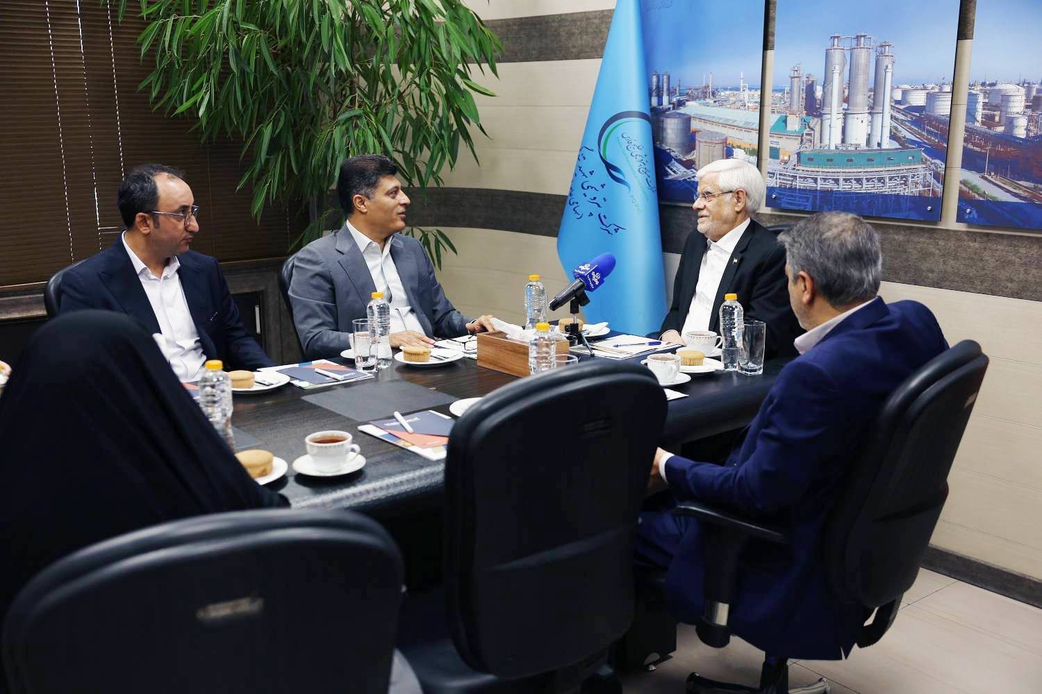 معاون اول رئیسجمهور با مدیران پتروشیمی شهید تندگویان دیدار کرد/ تأکید عارف بر بازسازی صنایع با رویکردی بهروز و واقعی در حوزه پدافند غیرعامل