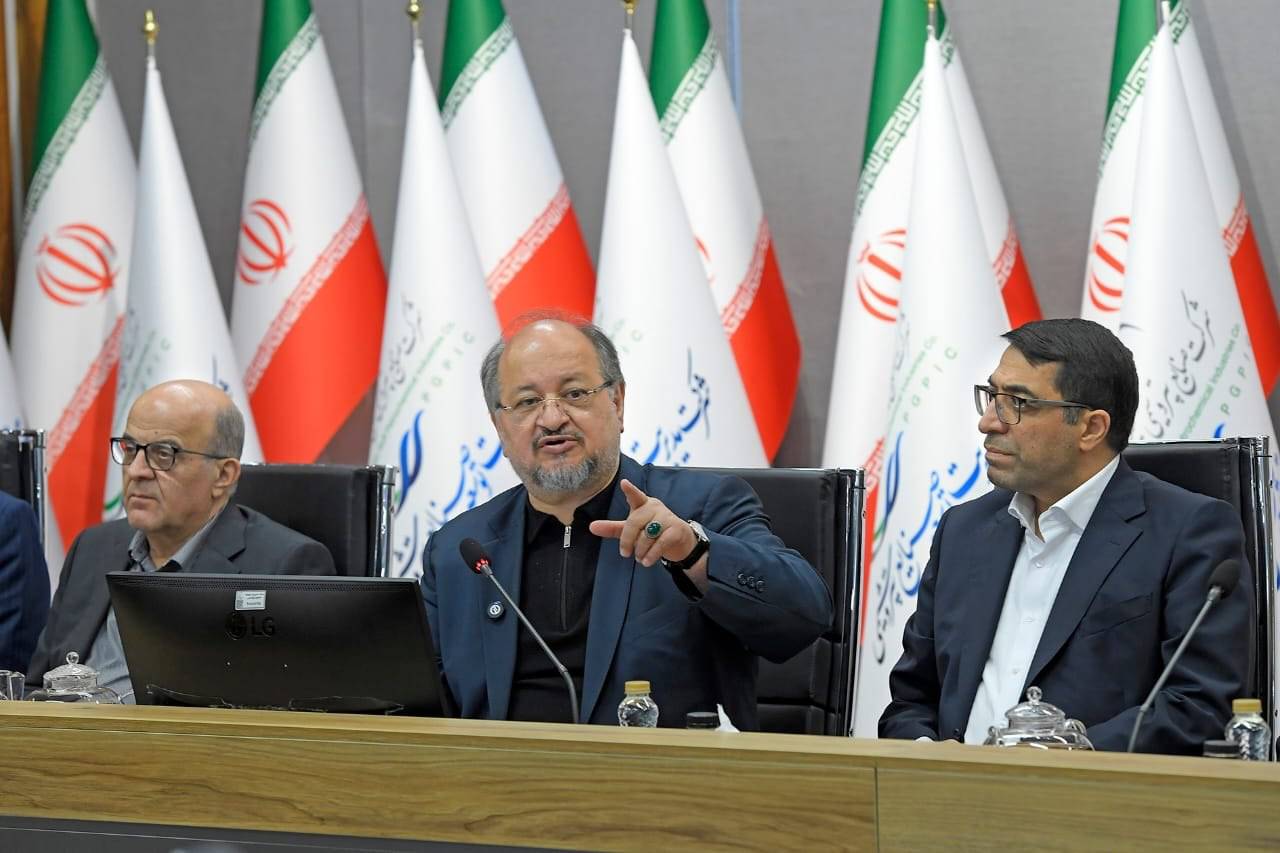  شریعتمداری: مدیران عامل، مسئول تأمین مالی پروژه‌ها هستند/ از مسائل فرهنگی و پرورش نیروی انسان فاخر غفلت نشوید