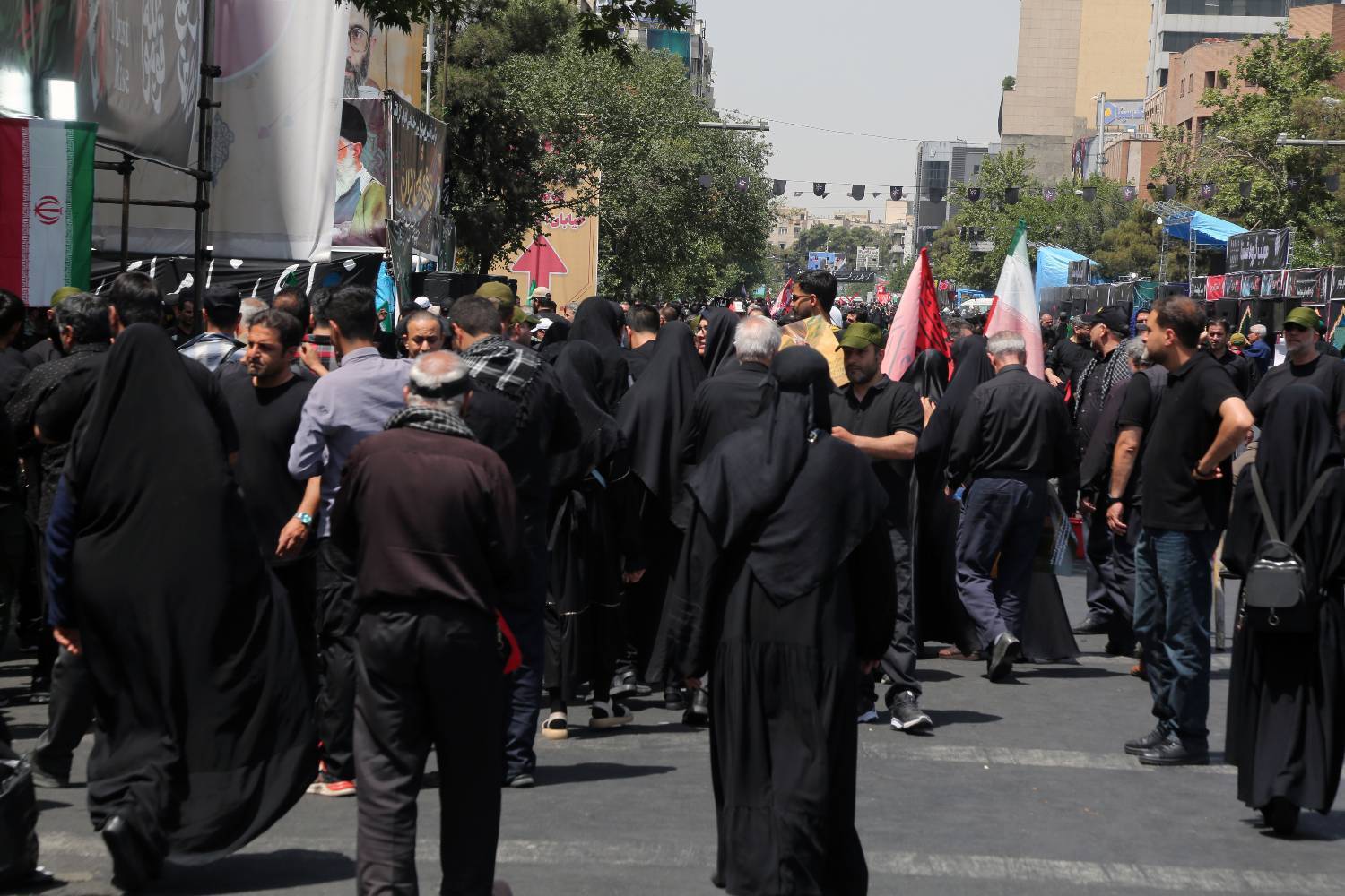 تمهیدات منطقه ۶ برای مقابله با گرمای هوا؛ استقرار ۲۰ جت‌فن در مسیر تشییع رهبر شهید ایران