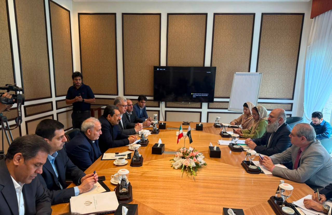 وزیر صمت خواستار پیگیری کانتینرهای ایرانی در بندر کراچی شد / تجارت ۱۰ میلیارد دلاری ایران و پاکستان